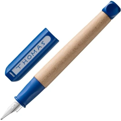 Abbildung von Lamy abc Füller kindergerechter Schreiblernfüller mit ergonomischem Griff &amp; polierter Stahlfeder robustes Ahorngehäuse inkl. Tintenpatrone T 10 blau Rechtshänder (Feder Breit, blue)