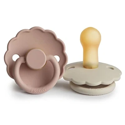 Abbildung von FRIGG Daisy Latex Schnuller Klassischer 2er Pack symmetrische Kirschform BPA frei Made in Dänemark (Blush/Creme, Größe 2 (6 18 Monate))