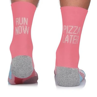 Abbildung von TODO Running RAID CREW Laufsocken mit Lustige Aufschrift, Anti Blasen Socken, Technisch, Socks Men. Bunte Herren 43 46 (Run now Pizza later, 46)