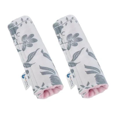 Abbildung von Medi Partners 2 Stück Gurtpolster Schulterpolster für Auto 17x22cm Baby 100% Baumwolle Minky doppelseitig Autogurt Gurtschutz Sportwagen scheuerstellen (Berry mit rosa Minky)