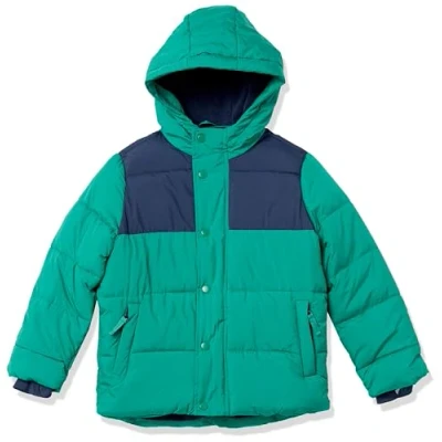 Abbildung von Amazon Essentials Jungen Schwere Pufferjacke mit Kapuze, Grün Marineblau Farbblock, 8 Jahre