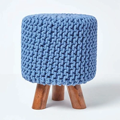 Abbildung von Homescapes Kleiner runder Strick Sitzhocker mit Holzbeinen, Blauer Fußhocker 32 x 42 cm, Strickhocker grob gestricktem Bezug aus 100% Baumwolle