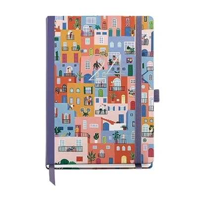 Abbildung von Miquelrius Jahreskalender 2024, Tagesansicht, Größe Journal 122 x 168 mm, fester Einband, genähter Gummiverschluss, Katalanisch, Englisch und Portugiesisch, Dorf mit silbernem Stamping