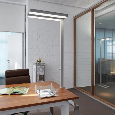 Abbildung von Maul LED Standleuchte MAULjuvis sensor, dimmbar Innovative Arbeitsplatzleuchte fürs Büro Energiesparende und komfortable Stehleuchte mit 4000K Farbtemperatur silber