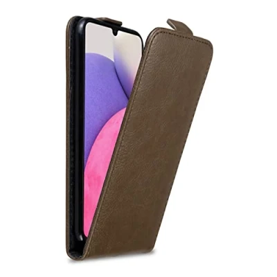 Abbildung von Cadorabo Hülle kompatibel mit Samsung Galaxy A33 5G Flip Design aus Premium Kunst Leder Klappbare Stoßfeste Magnetische Cover für Tasche in Braun