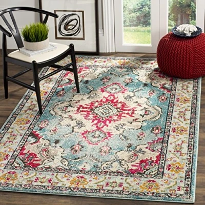 Abbildung von SAFAVIEH Boho Teppich für Wohnzimmer, Esszimmer, Schlafzimmer Monaco Collection, Kurzer Flor, Hellblau und Fuchsia, 91 X 152 cm