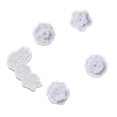 Abbildung von Crocs Schuhanstecker Jibbitz &quot;White Elegant Floral (Set, 5 tlg., Kein Spielzeug. Nicht für Kinder unter 3 Jahren geeignet), Schuh Charms mit besticktem Vintage Design