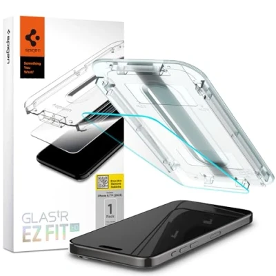 Abbildung von Spigen Glastr EZ Fit Displayschutzfolie für iPhone 15 Pro (2023), hochwertiges gehärtetes Glas, hüllenfreundlich mit Sensorschutz, 1 Packung