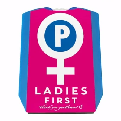 Abbildung von Venussymbol Ladies First Parkscheibe in Rosa Weiß mit 2 Einkaufswagenchips Eiskratzer Wasserabstreifer und Einkaufswagen Chips parken Auto Parkplatz Parkhaus