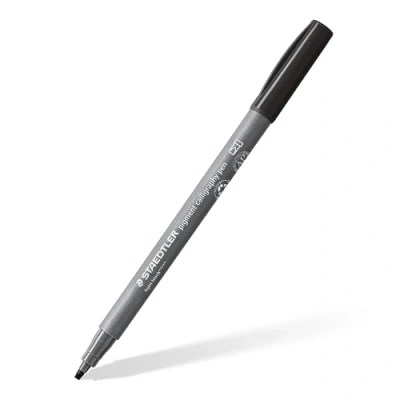 Abbildung von STAEDTLER Kalligraphie Fasermaler pigment Arts, hellschwarz, 2,00 mm Kalligraphiespitze, pigmentierte Premium Zeichentusche, wasserfest, Handlettering Einzelstift, 375 90