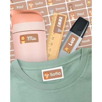 Abbildung von melu kids® Namensaufkleber für Kinder Kleidung &amp; Gegenstände (60 Stück) Kita/Schule Namensschilder waschmaschinenfest und personalisiert (braun)