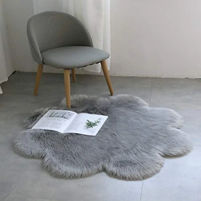 Abbildung von QINGLOU Faux Lammfell Schaffell Teppich (60 x 60 cm) Wohnzimmer Schlafzimmer Kinderzimmer/Als Bett Vorleger oder Matte für Stuhl Sofa (Grau, 60cm)