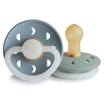 Abbildung von FRIGG Mondphase Latex Nacht Leucht Schnuller 2 Packung Symmetrischer Sauger in Kirschform BPA frei Hergestellt Dänemark (Stone Blue Night/Sage Night, Größe 1 (0 6 Monate))