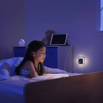 Abbildung von LEDVANCE LUNETTA EDGE Steckdosen Nachtlicht, weiß, 0,35W, 10lm, warmweißes Licht, Tageslichtsensor, USB A &amp; C Anschluss, LED Technologie, Ladefunktionalität, lange Lebensdauer, IP20, 3000K