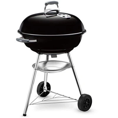 Abbildung von Weber Compact Kettle Holzkohlegrill, Ø 57cm Grillfäche, BBQ Grill mit porzellanemaillierten Deckel &amp; Kessel, Dreibein Ständer Räder, verchromter Grillrost Schwarz (1321004)