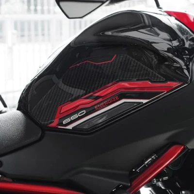 Abbildung von Resin Bike Aufkleber Motorrad Kompatibel Mit Kawasaki Z650 2024 Red/Ebony. Seitenschutzgitter Tank Schutzfolie vor Stößen und Kratzern. Aufklebersatz 3D Harzklebstoff Made in Italy