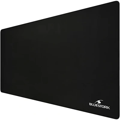 Abbildung von BlueStork Mauspad XXL großes für Gamer optimierte Oberfläche mit hoher Präzision rutschfeste Unterseite aus Gummi extra 900 x 450 3 mm Schwarz