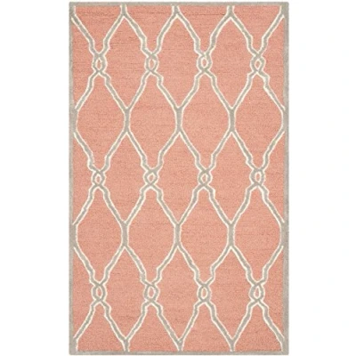Abbildung von SAFAVIEH Modern Teppich für Wohnzimmer, Esszimmer, Schlafzimmer Cambridge Collection, Kurzer Flor, Koralle und Elfenbein, 91 X 152 cm