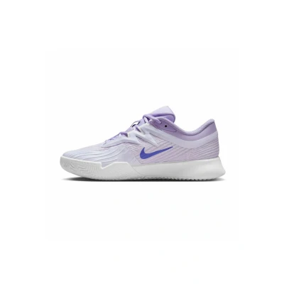 Abbildung von Nike Performance Tennisschuh für Sandplätze, Damen, Größe: 37.5, Amethyst tint deep night hydrangeas white Schuhe