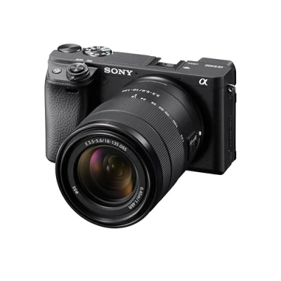 Abbildung von Sony Alpha 6400 APS C Spiegellose Kamera mit 18 135mm Objektiv Schneller 0,02s Autofokus Augenerkennung für Mensch und Tier, 4K Filmaufnahmen neigbares Display Vlogging