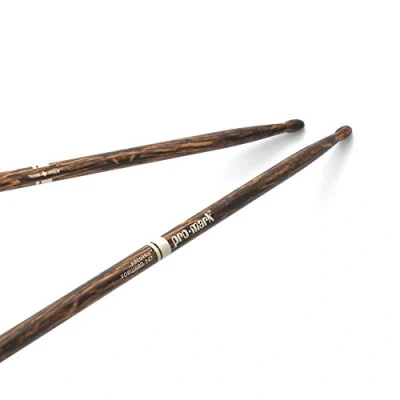 Abbildung von ProMark Schlagzeug Sticks Classic Forward 747 Drum FireGrain Keine übermäßige Vibration Lackierung, Ovale Holzspitze, Hickoryholz 1 Paar