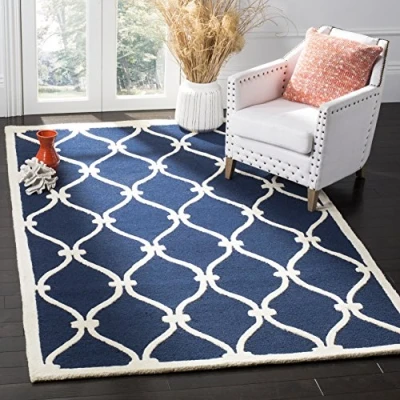 Abbildung von SAFAVIEH Modern Teppich für Wohnzimmer, Esszimmer, Schlafzimmer Cambridge Collection, Kurzer Flor, Marine und Elfenbein, 122 X 183 cm