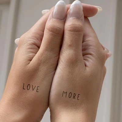 Abbildung von Inkster Tattoo Love More vegane &amp; wasserfeste Temporäre Tattoos für Erwachsene EU Kosmetikzertifizierte Farbe revolutionäres 2 Wochen Premium Klebetattoos