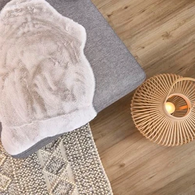 Abbildung von Astra Hochwertiger Kunstfell Teppich flauschig Wohnzimmer Hochflorteppich Lammfell Schaffell Accessoire Dekofell 2er Set Silber 40 x 60 cm
