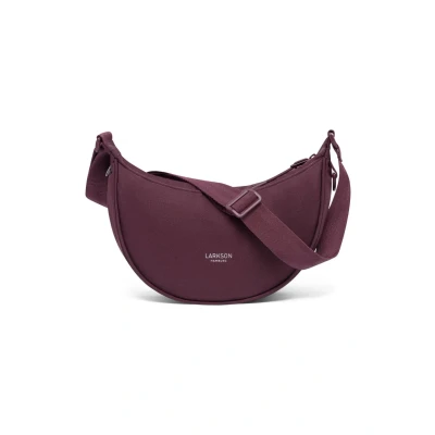 Abbildung von LARKSON Crossbody Bag Damen &amp; Herren Rot Solveig Small Umhängetasche im Halbmond Style Halbrunde Schultertasche Moon Design Wasserabweisend