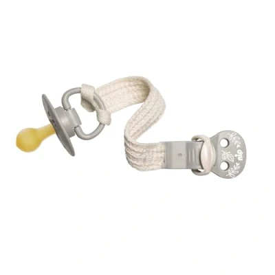 Abbildung von NIP Green Schnullerband aus Bio Baumwolle: BPA frei, extra weich und leicht, verstellbarer Schnullerhalter für Schnuller mit Ring &amp; Beißringe, schützt Babykleidung, Grau