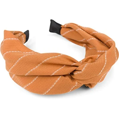 Abbildung von styleBREAKER Damen Haarreif mit edlem Nadelstreifen Muster und Twist Knoten, Retro Look, Haarband, Haarschmuck 04027029, Farbe:Cognac