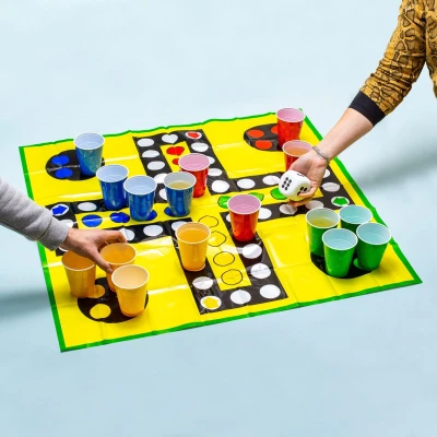 Abbildung von XXL Ludo Trinkspiel mit Plastikbechern