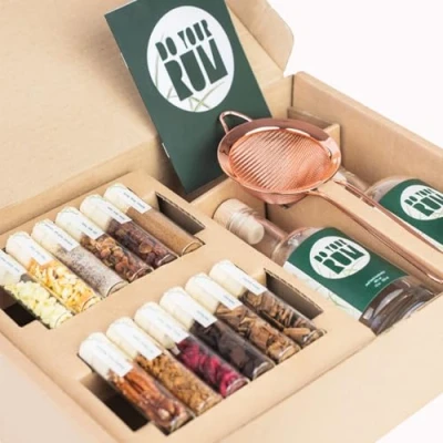 Abbildung von DO YOUR Rum Baukasten zum Selbermachen mit 12 Zutaten, Flaschen &amp; Rezepten Geschenk für Liebhaber DIY Geschenkset Sie Ihn Tolles Vatertag, Geburtstag, Hochzeit