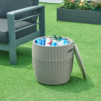 Abbildung von casa.pro Kühlbox Avetrana 4 in 1 Outdoor Beistelltisch Hocker 37 L Gartenbox 44 x Ø40 cm Getränkekühler Garten Kühltisch Rattan Optik Hellbraun