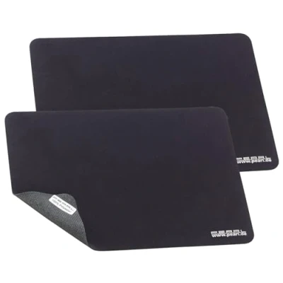 Abbildung von PEARL Mausmatte: 2er Set 3in1 Mikrofaser Mauspad, Display Schutz &amp; Reinigungs Tuch (Maus Unterlage, Displayschutz, Displayschutzfolie)