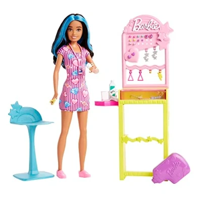 Abbildung von Barbie Skipper Erste Jobs Puppe und Accessoires Station zum Ohrlochstechen, 10 Paar Ohrringe, Desinfektionsmittel, Wattepads, für Kinder ab 3 Jahren, HKD78