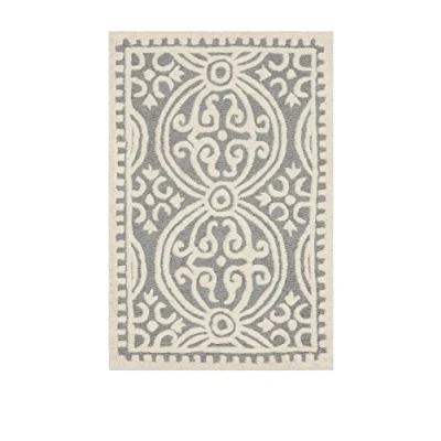 Abbildung von SAFAVIEH Traditionell Teppich für Wohnzimmer, Esszimmer, Schlafzimmer Cambridge Collection, Kurzer Flor, Silber und Elfenbein, 91 X 152 cm
