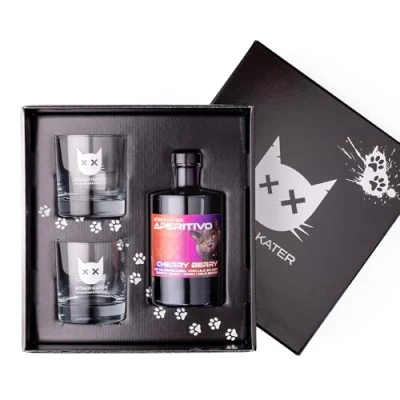 Abbildung von Böser Kater Cherry Berry Aperitivo Geschenkset mit 2 Gläsern Kirsche Beeren Frucht Likör Fruchtig lieblicher Aperitif Ideal als Spritz oder Tonic Cocktail Geschenkidee 0,5l 15% Vol.