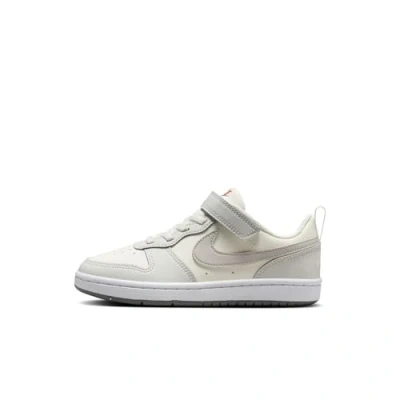 Abbildung von Nike Sportswear Court Borough Recraft Unisex Sneaker low für Kinder, Größe: 28, Sail/college grey/photon dust/picante red Schuhe