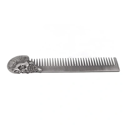 Abbildung von Taschen Metall Kamm, Öl Haarkamm mit Totenkopf Muster, leichtes Gewicht verhindert statische Aufladung Bartkamm, Schnurrbart Barber Kamm für den täglichen Gebrauch (Silber)