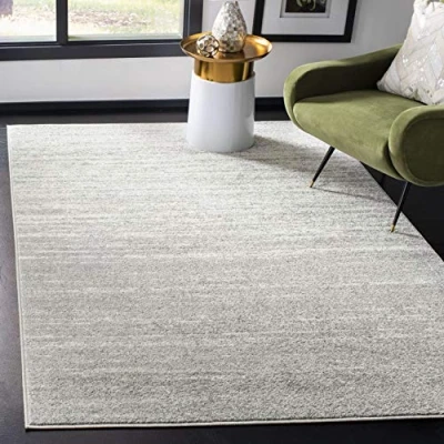 Abbildung von SAFAVIEH Modern Teppich für Wohnzimmer, Esszimmer, Schlafzimmer Adirondack Collection, Kurzer Flor, Hellgrau und Grau, 91 X 152 cm