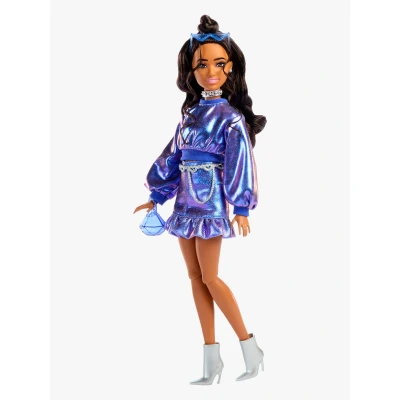 Abbildung von Barbie Deluxe Style Puppe #7 mit blauem Metallic Top und Rock, welligen braunen Haaren Accessoires wie Silberschmuck, Kristall Handtasche Sonnenbrille, JFP42