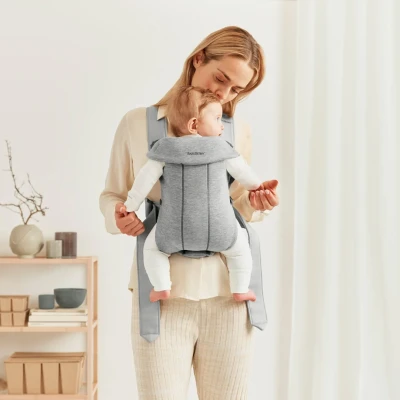 Abbildung von BabyBjörn Mini Babytrage 3D Jersey, Hellgrau