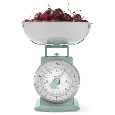 Abbildung von Salter SA00562SFEU12 zeitlose mechanische Küchenwaage 5 kg Kapazität, 1 Liter spülmaschinenfeste Schüssel, Backwaage, klassisches Design, leicht lesbares großes Zifferblatt, 22 cm Höhe, Salbei