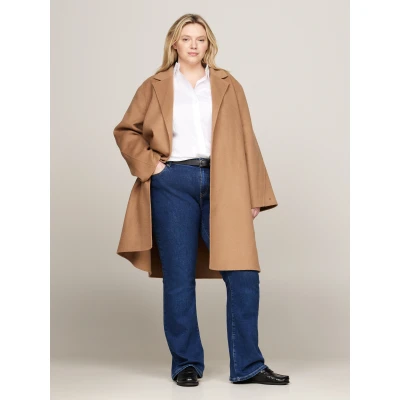 Abbildung von Tommy Hilfiger Curve Kurzmantel &quot;CRV REG DF WOOL BELTED COAT&quot;, in Großen Größen, mit Gürtel, Gestanztes Logo am Rücken