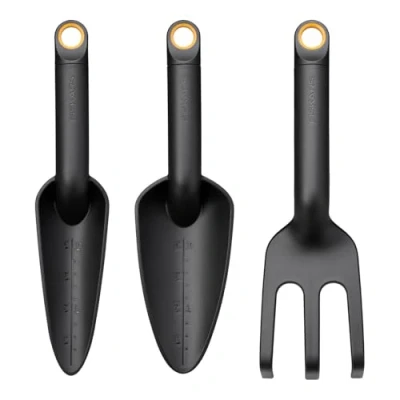 Abbildung von Fiskars Gartenwerkzeuge Set, 3 teilig, Blumenrechen, Blumenkelle und Pflanzkelle, 65% recycelter FiberComp Kunststoff mit Glasfaser, Schwarz/Orange, Solid, 1076379
