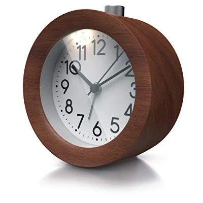 Abbildung von CSL Wecker analog ohne Ticken rund Holz dunkel Nussbaum Retro Design beleuchtetes Ziffernblatt mit Licht lautlos Reisewecker Weckton Snoozetaste Schlummerfunktion batteriebetrieben