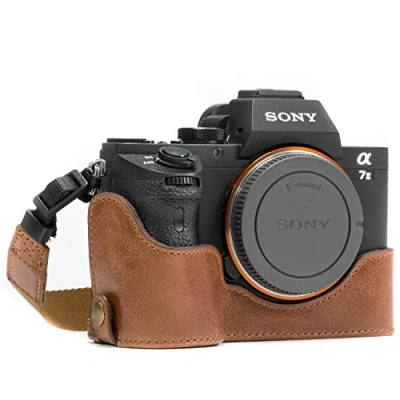 Abbildung von MegaGear MG1130 Ever Ready Echtleder Kamera Halbtasche mit Trageriemen und Batteriezugang für Sony Alpha A7S II, A7R A7 II Dunkelbraun