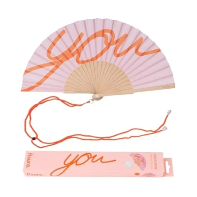 Abbildung von FISURA Holzfächer mit der Aufschrift You“. Farbenfrohes, trendiges Accessoire in Rosa und Orange, tragbarer Handventilator praktischem Aufhänger. Maße: 42,5 x 23 cmc
