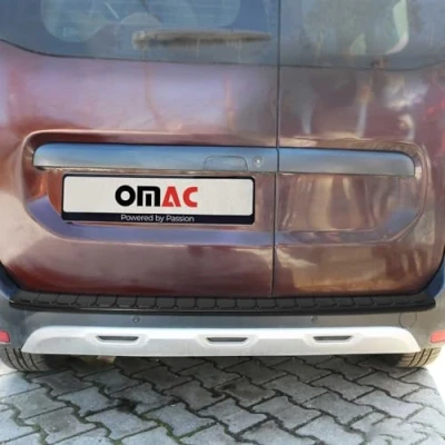 Abbildung von OMAC Ladekantenschutz Stossstangenschutz Heckstossstange kompatibel mit Dacia Dokker 2012 2021 Auto Innen Zubehör Kofferraum Kratzschutz Selbstklebend Glanz Schwarz ABS
